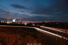 01.05.2021, Herne, Herne am Abend. Bild: Blick auf die Autobahn A43 und der Steag-Kraftwerk am Abend der 1. Mai 2021. - Foto: Björn Koch